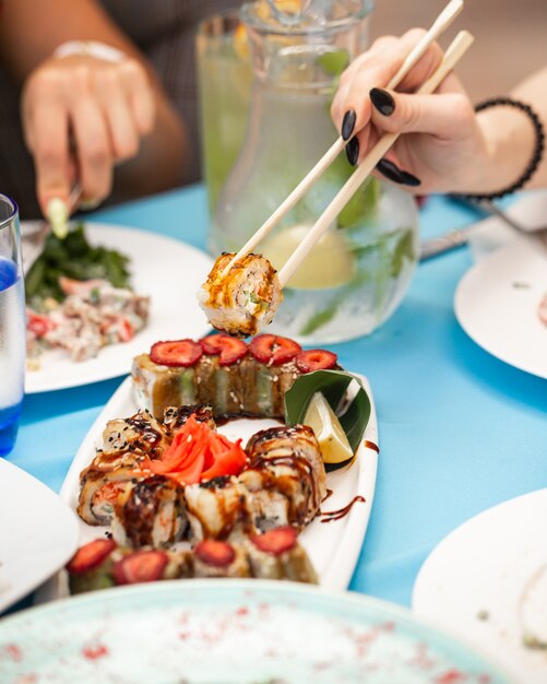 sushi frit avec des légumes et du gingembre