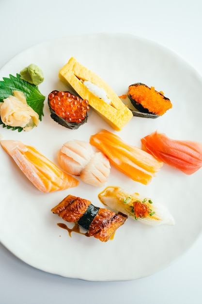 Sushi nigiri cru et frais dans une assiette blanche