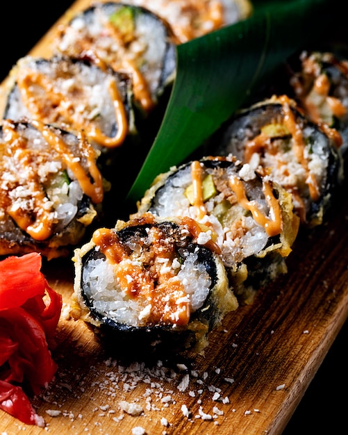 Sushi nori sur une planche de bois.