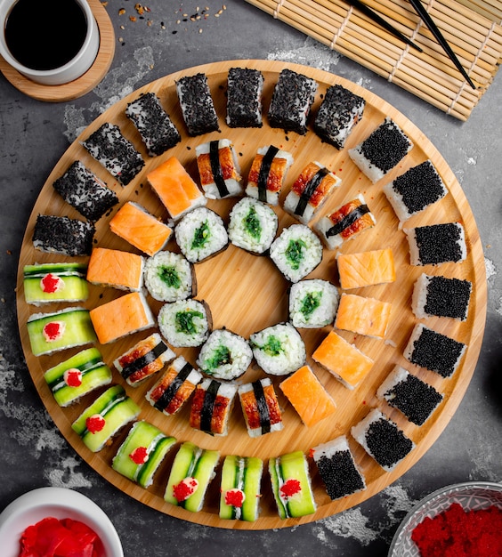 Sushi sur un plateau en bois