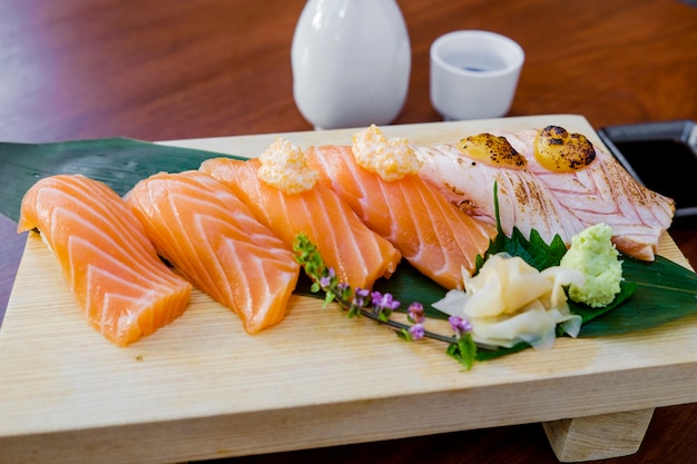 sushi de poisson cru mis la nourriture japonaise