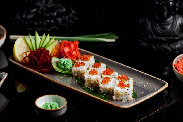 Sushi de poisson frais au gingembre et wasabi