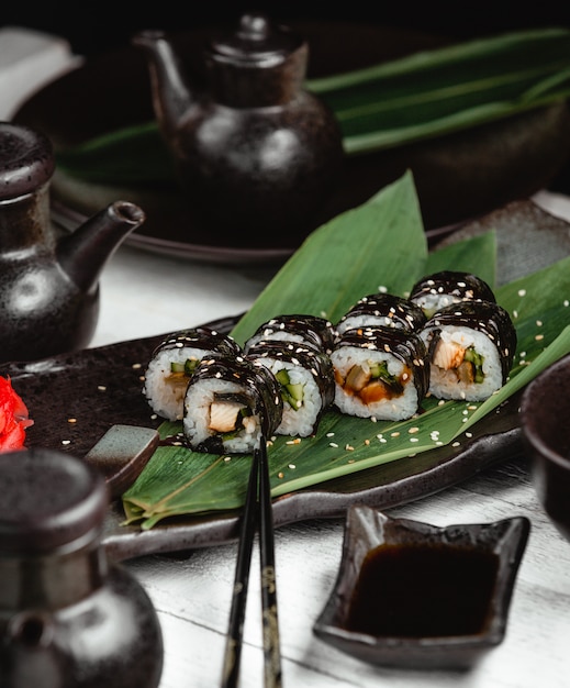 Sushi avec poisson de riz et gingembre