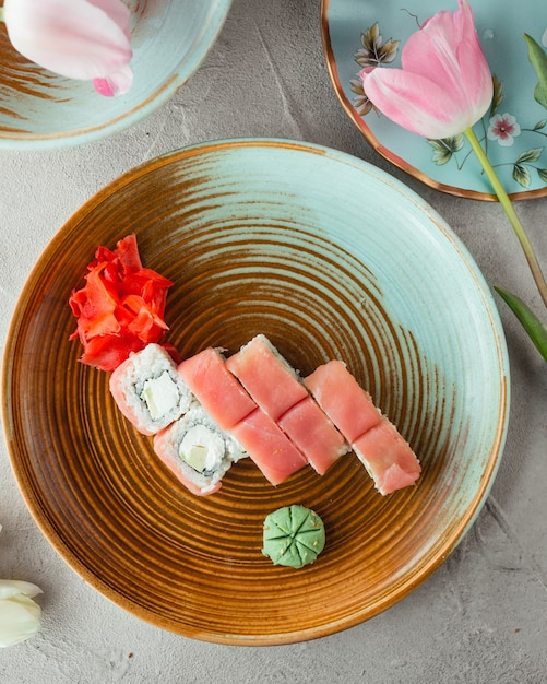 Photo gratuite sushi avec riz au gingembre et wasabi