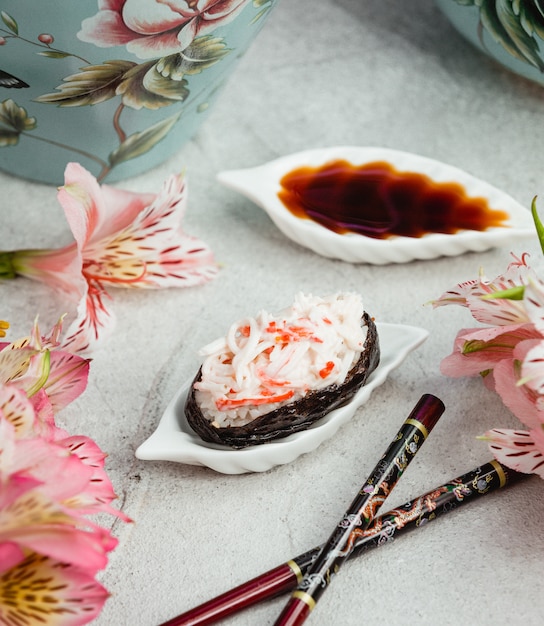 Photo gratuite sushi de riz avec des bâtons de crabe