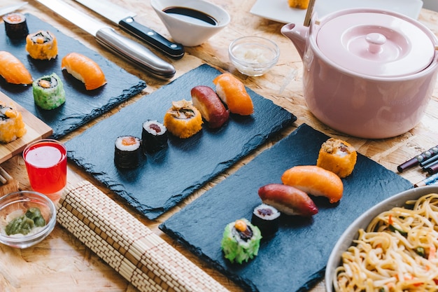 Sushi et saké près de la théière