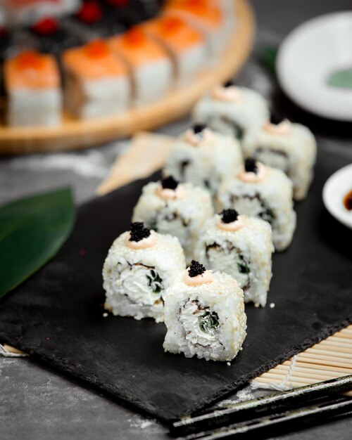 Sushi sertie de riz sur la table