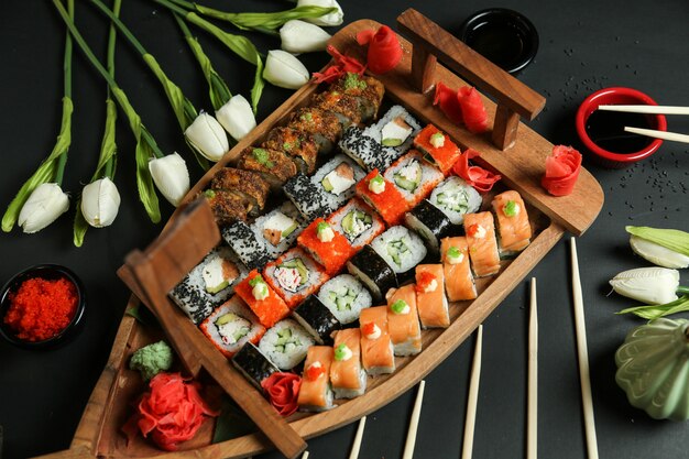 Sushi set avec avocat, saumon, crabe, graines de sésame, gingembre et sauce soja
