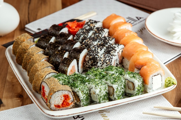 Sushi set saké philadelphie maki ura maki vue latérale