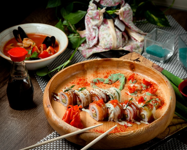 Photo gratuite sushi sur la table