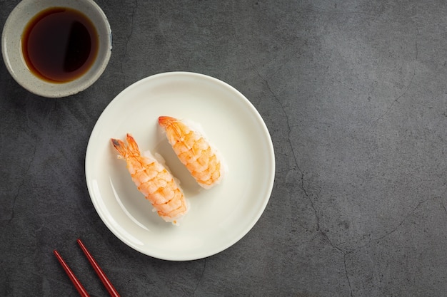 Sushi traditionnel sur une surface sombre