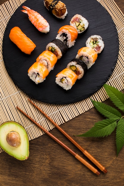 Sushi vue de dessus placage sur fond en bois