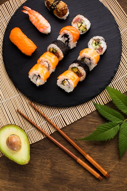 Sushi vue de dessus placage sur fond en bois