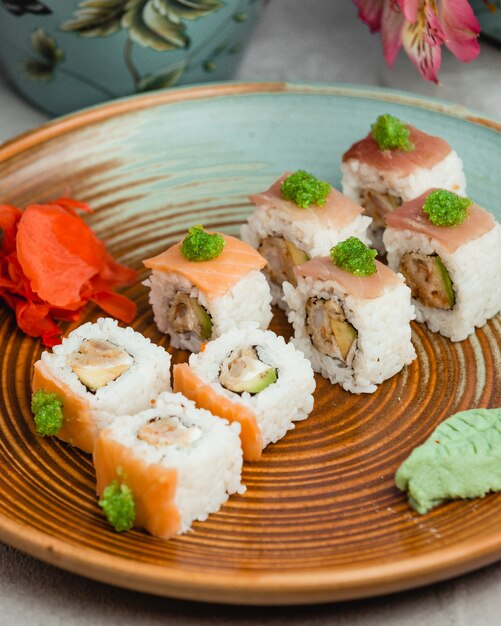 sushis au poisson avec riz et wasabi