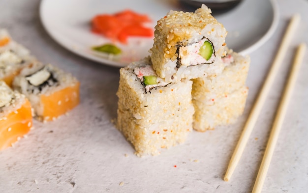 Des sushis empilés avec des graines