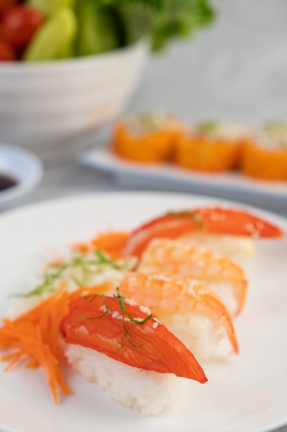 Photo gratuite les sushis sont joliment disposés dans l'assiette.