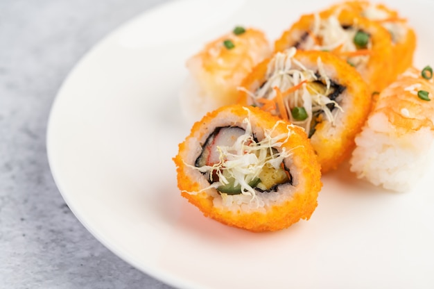 Les sushis sont joliment disposés dans l'assiette.