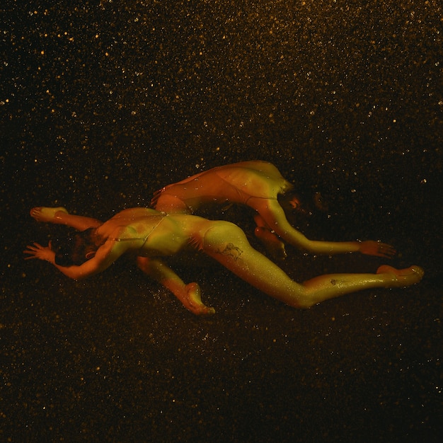 Sweer Rêve. Deux Jeunes Danseuses De Ballet Sous Des Gouttes D'eau Et De Pulvérisation. Modèles Caucasiens Et Asiatiques Dansant Ensemble Dans Des Néons. Ballet Et Concept De Chorégraphie Contemporaine. Photo D'art Créatif.