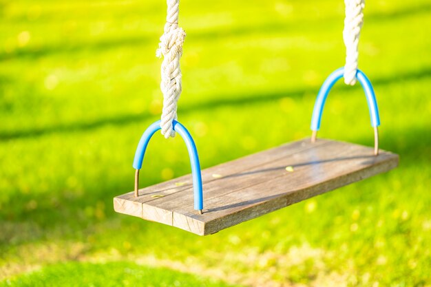 Swing vide dans le jardin