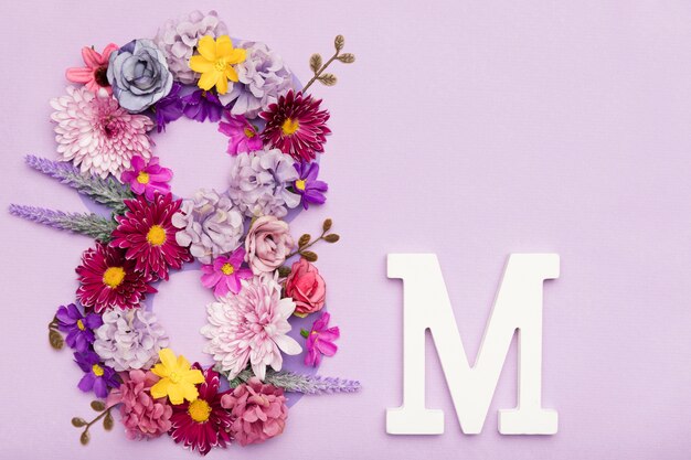 Le symbole du 8 mars fait de fleurs.