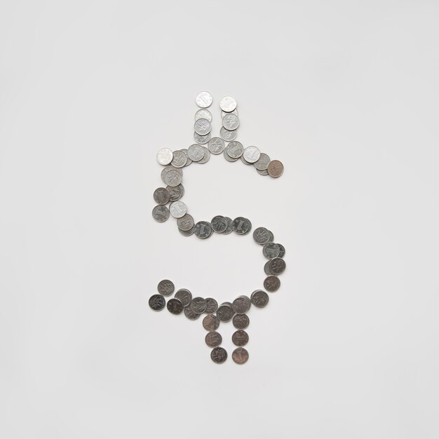 Symbole du dollar fait avec des pièces