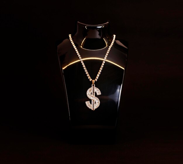 Symbole du dollar en or sur la chaîne en or Fond de collier de bijoux avec place pour la bannière de texte Accessoires de mode