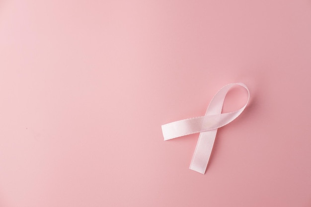 Symbole international du mois de sensibilisation au cancer gros plan d'un ruban rose satiné