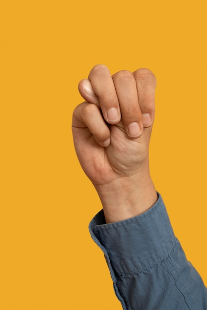 Symbole de la langue des signes isolé sur jaune