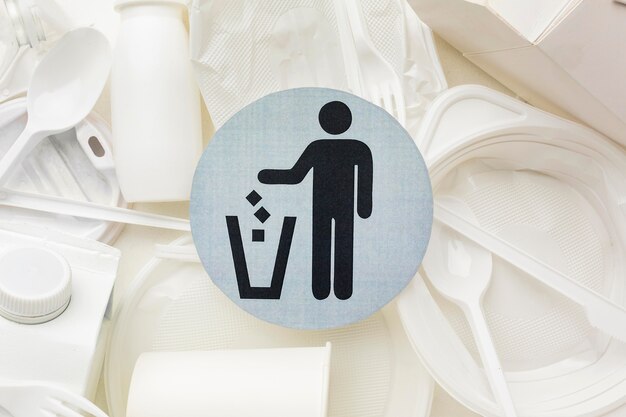 Symbole de recyclage des assiettes et des tasses en plastique