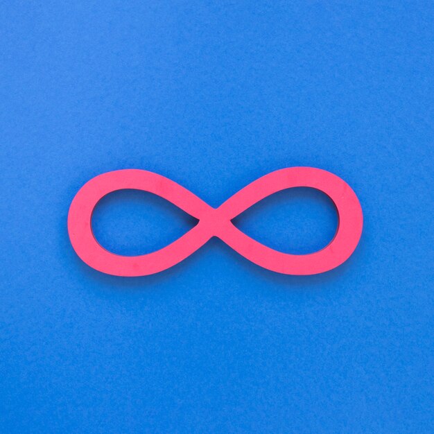 Symbole rose infini sur fond bleu