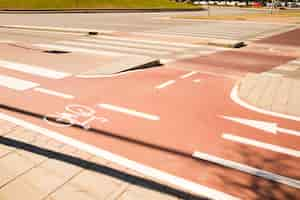 Photo gratuite symbole de vélo blanc vélo route dans une zone urbaine