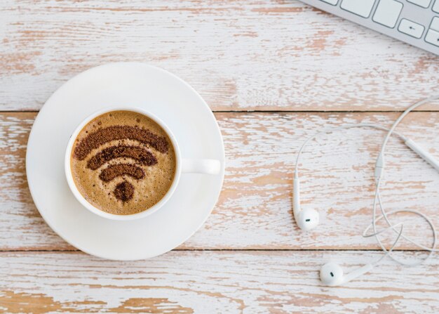 Symbole Wifi sur la tasse avec un casque