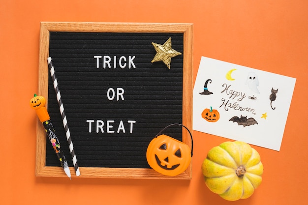 Photo gratuite symboles d'halloween et dessin près du cadre avec écriture