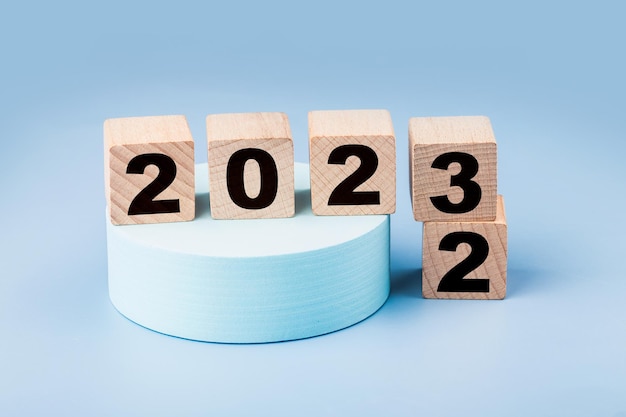 Photo gratuite symbolisent le passage de 2022 à la nouvelle année 2023. concept de bonne année 2023.