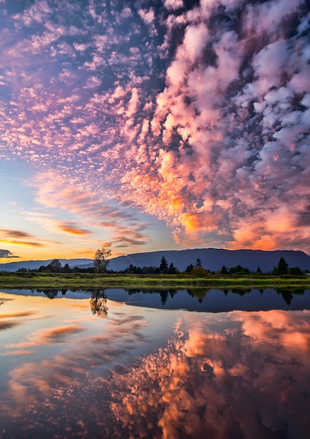 Photo gratuite symétrique des nuages couverts de ciel bleu