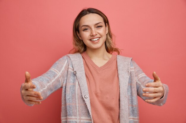 Sympathique jeune fille faisant un geste de bienvenue