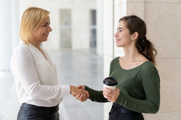 Sympathiques collègues de bureau se serrant la main