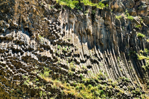 La symphonie des formations de colonne de basalte de pierres dans la gorge de garni, arménie
