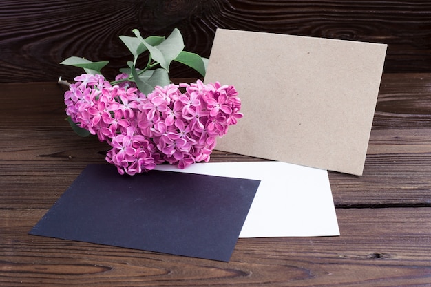 Syringa fleurs sur une table en bois.