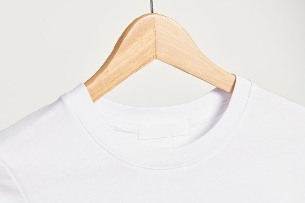 T-shirt blanc sur cintre en bois