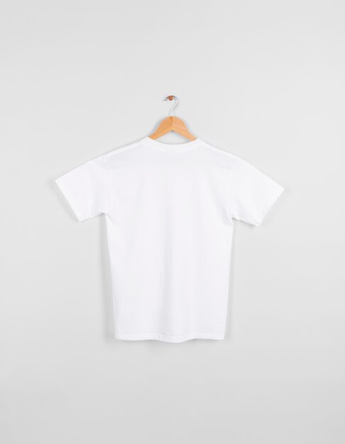 T-shirt blanc dos blanc suspendu isolé sur un espace gris.