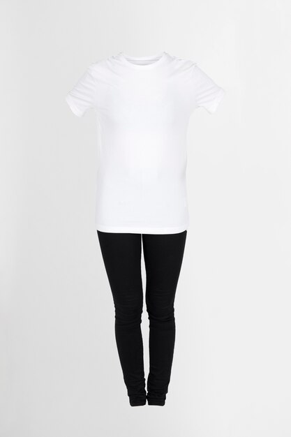 T-shirt blanc et pantalon noir