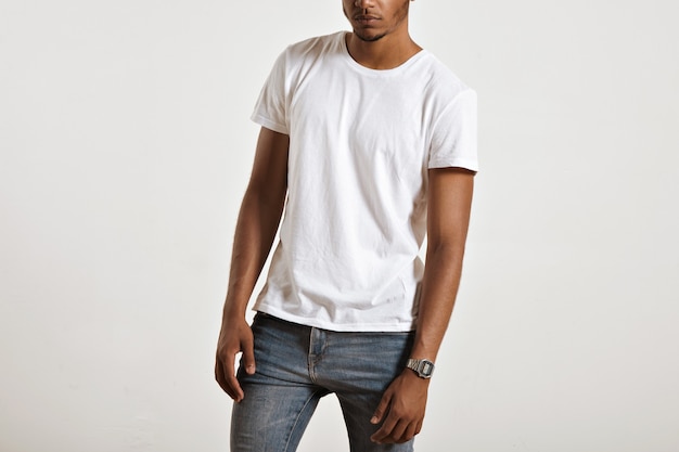 T-shirt en coton blanc sans étiquette présenté sur le corps musclé d'un jeune athlète