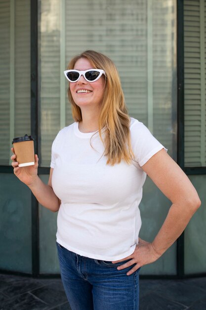 T-shirt grande taille blanc basique tenue décontractée pour femme shoot en extérieur