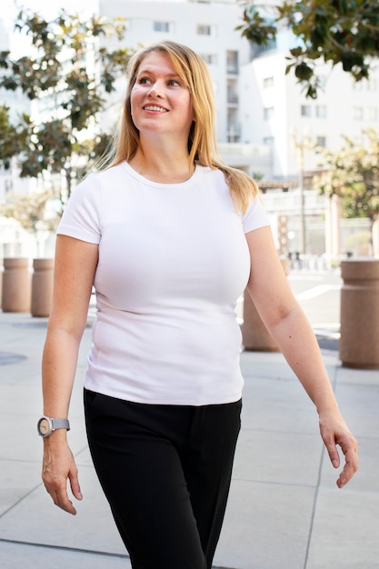 T-shirt grande taille blanc basique tenue décontractée pour femme shoot en extérieur