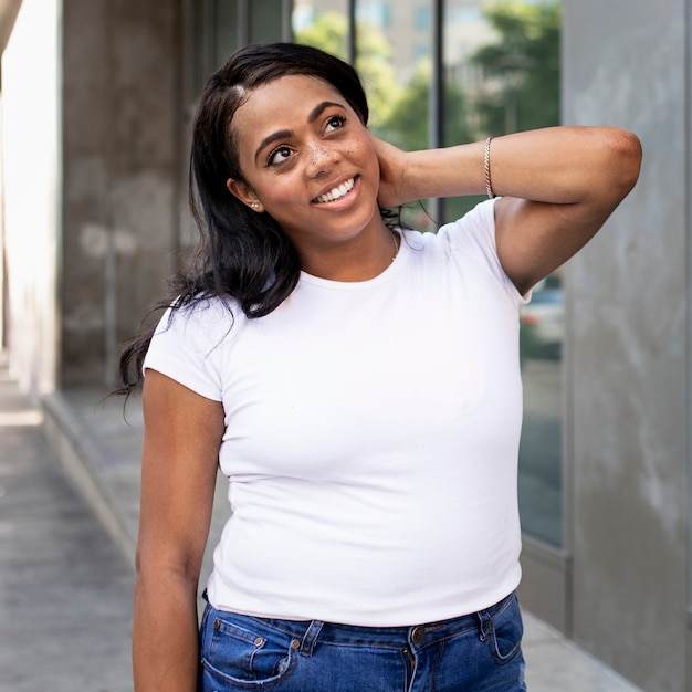 T-shirt grande taille blanc basique tenue décontractée pour femme shoot en extérieur