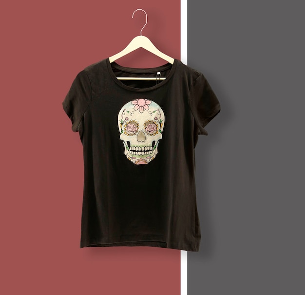 T-shirt graphique Trendy Design Mockup Présenté sur un cintre en bois