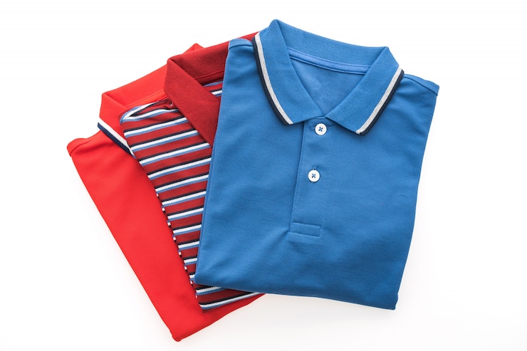 Photo gratuit t-shirt de polo à la mode pour hommes