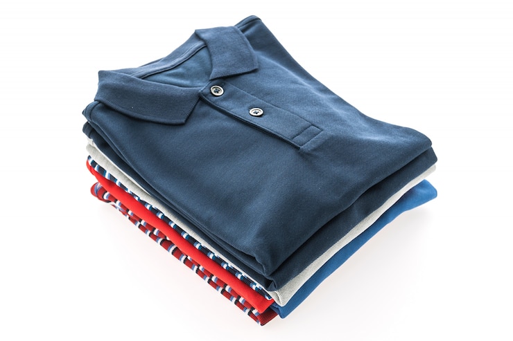 Photo gratuit t-shirt de polo à la mode pour hommes