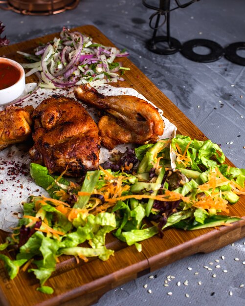 Tabaca de poulet frit sur planche de bois